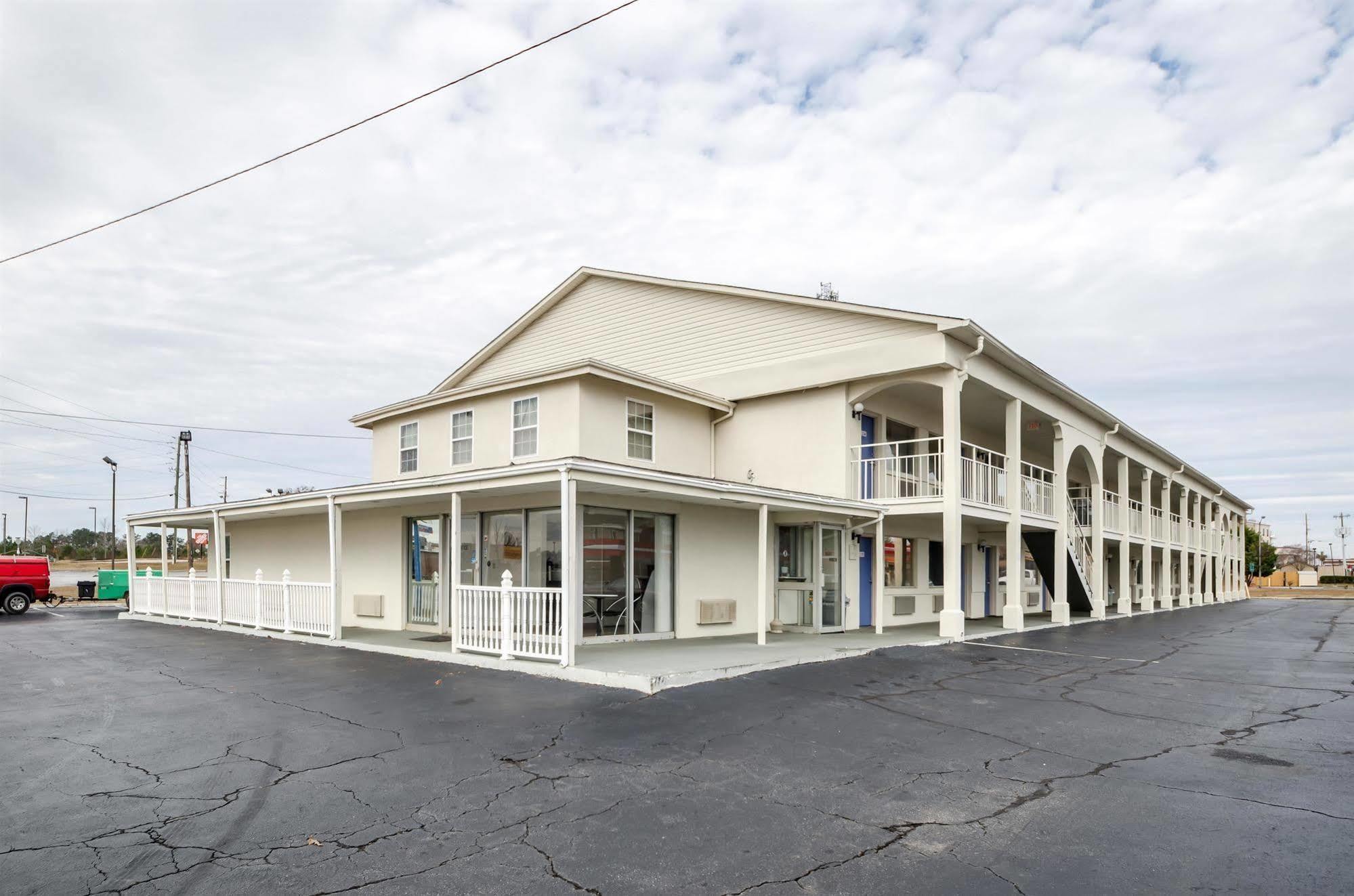Hotel 6-commerce, Ga